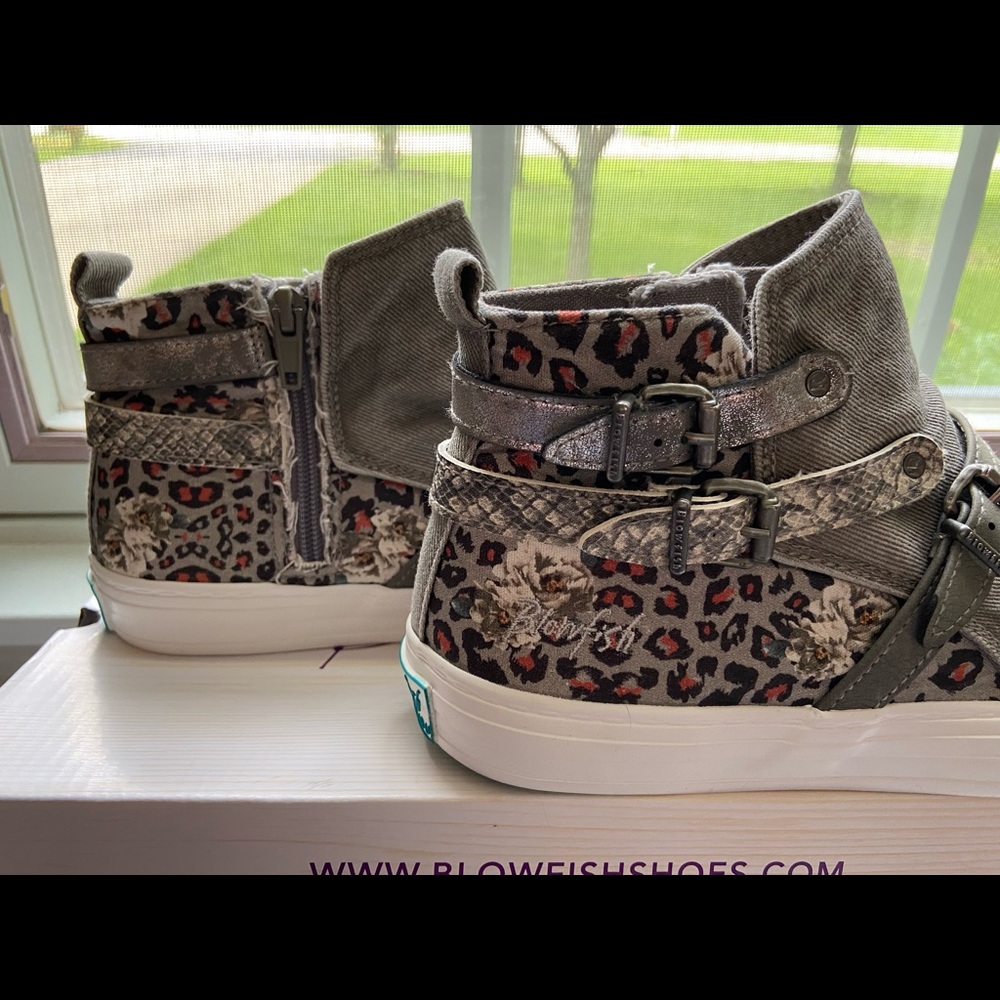 New in box, booties by Blow fish - Picture 2 of 5